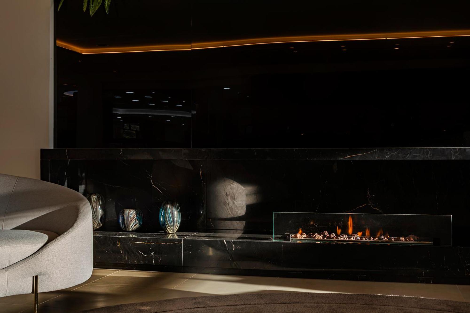 Laghetto Stilo Vita Gramado Exterior foto A fireplace in the lobby of the Ritz-Carlton, Boston